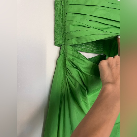 SWF Asymmetrical Cut Out Maxi Dress
in Verde Color:Verde brand new with tag - Picture 5 of 8